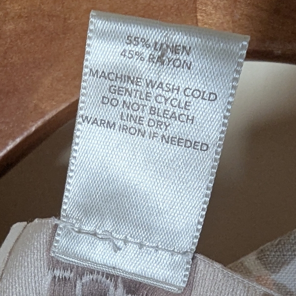 ✨ Loft Sleeveless Summer Blouse with Subtle Pink Diamond Print ✨ - Picture 7 of 7